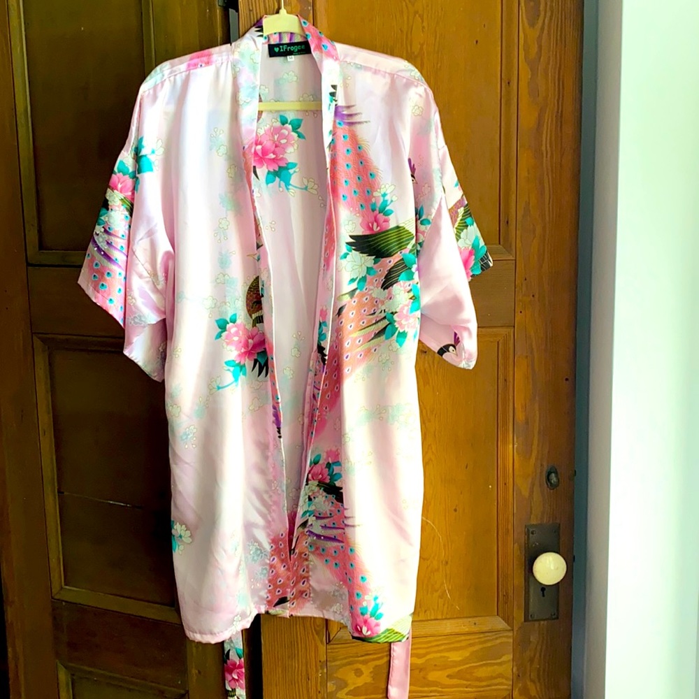 Silky robe/kimono in pink. Sz M.
